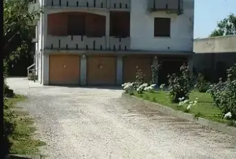 Rexer-Sermide-Intero-fabbricato-da-cielo-a-terra-con-terreno-Giardino