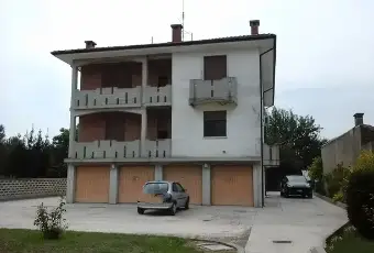 Rexer-Sermide-Intero-fabbricato-da-cielo-a-terra-con-terreno-Terrazzo