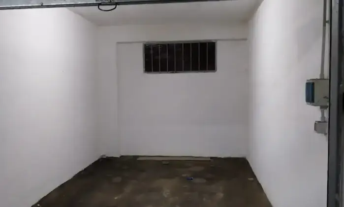 Rexer-Napoli-Box-spazioso-ai-Colli-Aminei-altezza-Posta-Garage