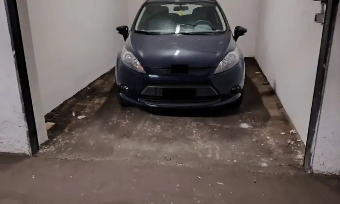 Rexer-Napoli-Box-spazioso-ai-Colli-Aminei-altezza-Posta-Garage