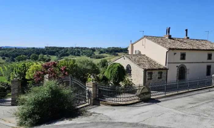 Rexer-Treia-Villa-con-piscina-in-vendita-a-Treia-Marche-Italy-Terrazzo