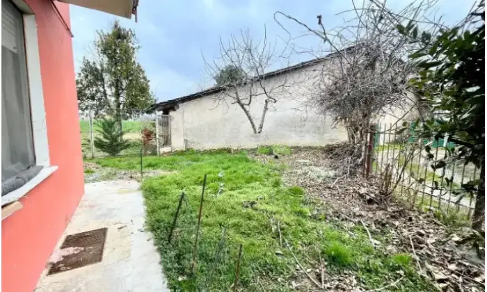 Rexer-Barge-Casale-in-vendita-in-via-Bessone-a-Barge-Giardino