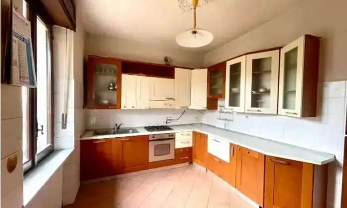 Rexer-Barge-Casale-in-vendita-in-via-Bessone-a-Barge-Cucina