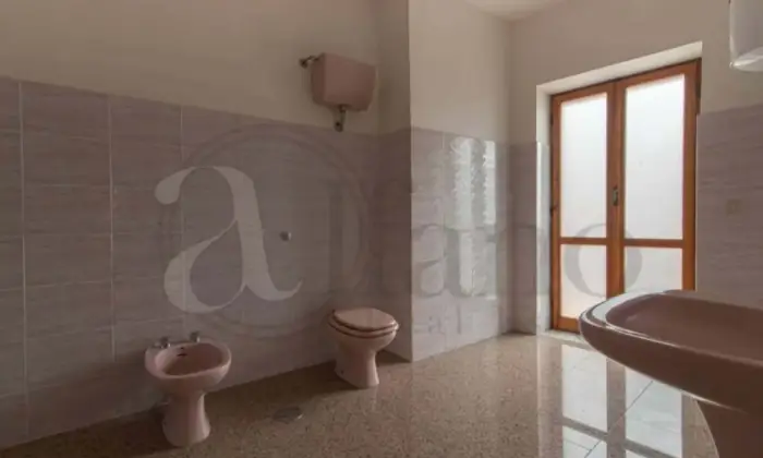 Rexer-Priverno-CASA-INDIPENDENTE-con-caratteristiche-difficile-trovare-in-centro-storico-Bagno