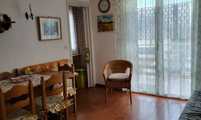 Rexer-Comacchio-Ferrara-trilocale-al-secondo-piano-con-locale-hobby-al-piano-terra-posti-auto-piccolo-giardino-attrezzato-Altro