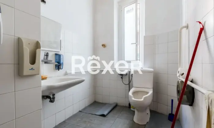 Rexer-GENOVA-Genova-via-Bolzaneto-Ufficio-di-mq-in-zona-centrale-luminoso-ed-ideale-per-studio-medico-Bagno