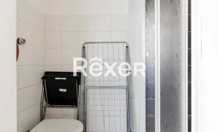 Rexer-GENOVA-Genova-via-Bolzaneto-Ufficio-di-mq-in-zona-centrale-luminoso-ed-ideale-per-studio-medico-Bagno