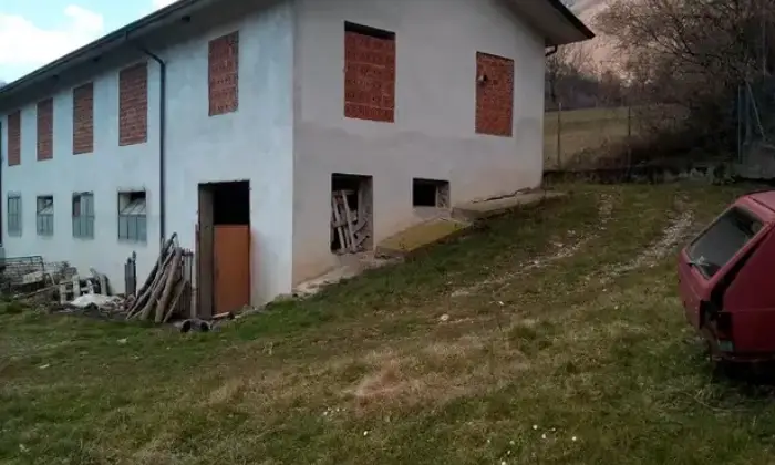 Rexer-Comano-Vendesi-rusitco-con-terreno-a-Comano-MS-Giardino