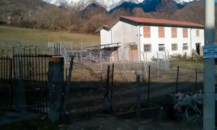 Rexer-Comano-Vendesi-rusitco-con-terreno-a-Comano-MS-Giardino
