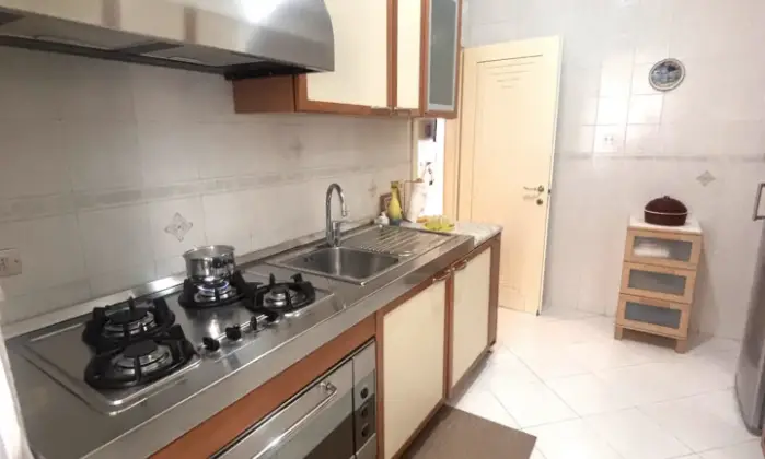 Rexer-Napoli-Fitta-di-ad-uso-transitorio-a-non-residenti-Cucina