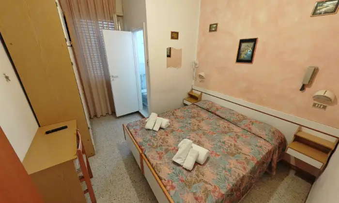 Rexer-Rimini-Albergo-a-due-Stelle-in-Frazione-Viserbella-Rimini-CAMERA-DA-LETTO