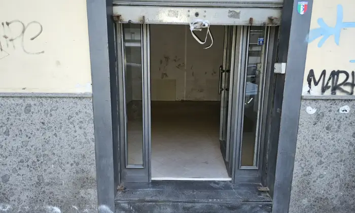 Rexer-Napoli-Fittasi-locale-commerciale-zona-centrale-via-stadera-Garage