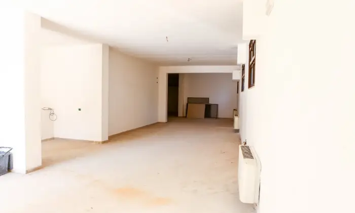 Rexer-Atripalda-Ampio-e-luminoso-locale-commerciale-ristrutturato-Altro