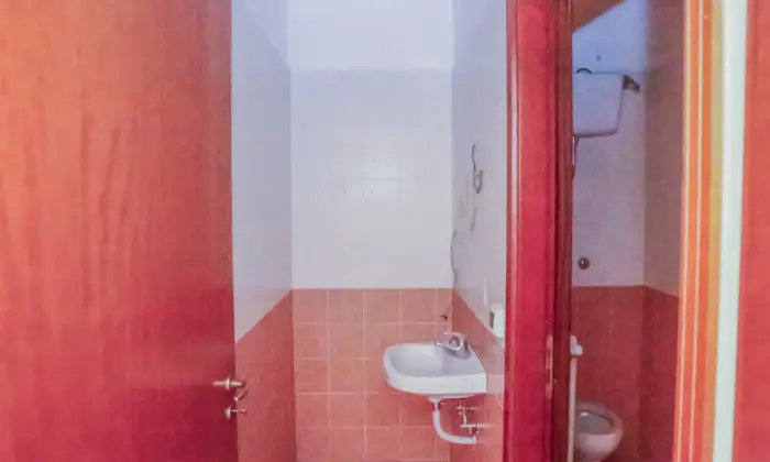 Rexer-Atripalda-Ampio-e-luminoso-locale-commerciale-ristrutturato-Bagno
