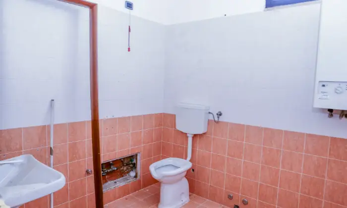Rexer-Atripalda-Ampio-e-luminoso-locale-commerciale-ristrutturato-Bagno