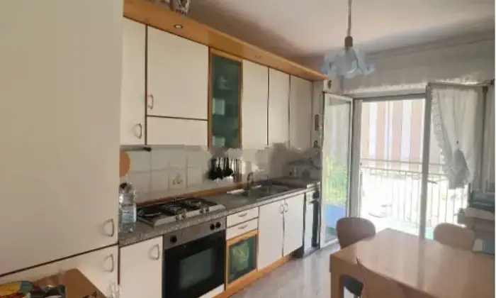 Rexer-Terracina-Vendesi-appartamento-con-garage-in-Via-Calcatore-a-Terracina-Cucina