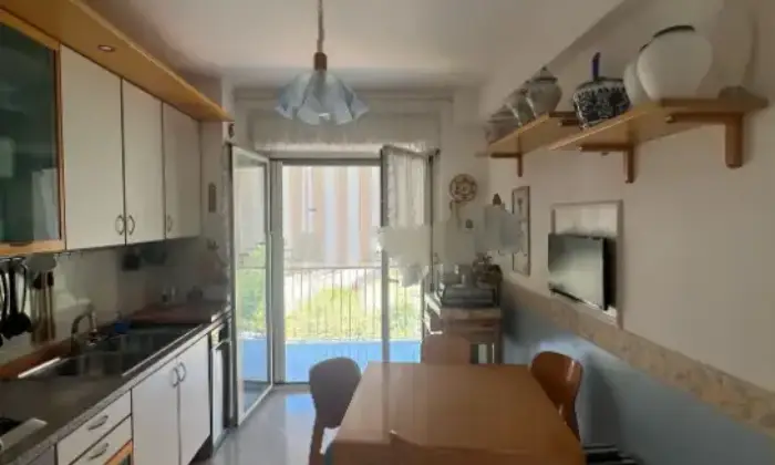 Rexer-Terracina-Vendesi-appartamento-con-garage-in-Via-Calcatore-a-Terracina-Cucina