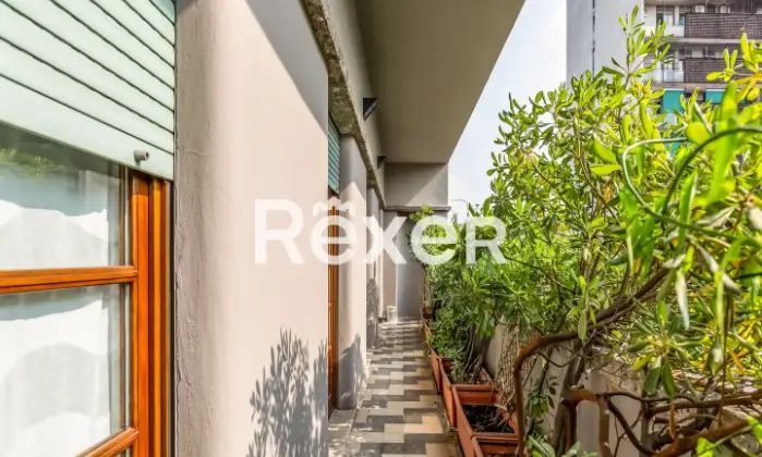 Rexer-MONZA-Ufficio-con-box-auto-composto-da-ingresso-cinque-locali-due-bagni-e-due-balconi-mq-Terrazzo