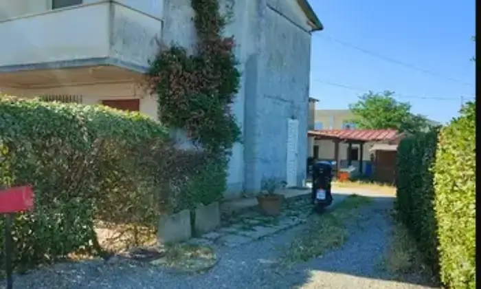 Rexer-Crespina-Lorenzana-Vendesi-casa-in-via-Lavoria-a-Crespina-Lorenzana-Giardino