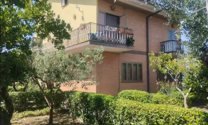 Rexer-Poli-Intero-edificio-in-vendita-in-via-Valle-S-Pietro-Poli-Giardino
