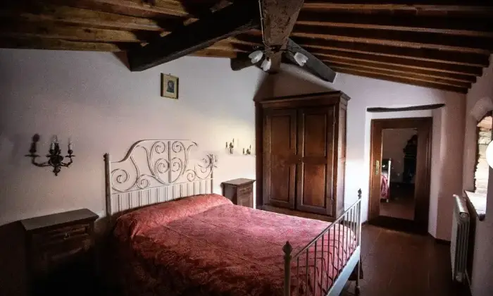 Rexer-Scarperia-e-San-Piero-Vendesi-casale-in-Via-di-cavallico-a-Scarperia-e-San-Piero-CameraDaLetto