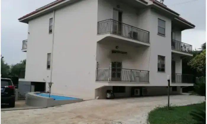 Rexer-Latina-Vendesi-casa-indipendente-in-via-AppiaLatina-Scalo-Latina-Giardino