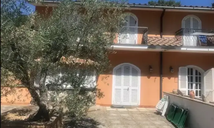 Rexer-Lugnano-in-Teverina-Vendesi-Villette-bifamiliari-in-via-Orvietana-a-Lugnano-in-Teverina-Giardino