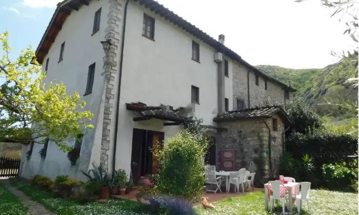 Rexer-Lucca-Vendesi-Propriet-rustica-in-via-di-Formentale-a-Lucca-Giardino