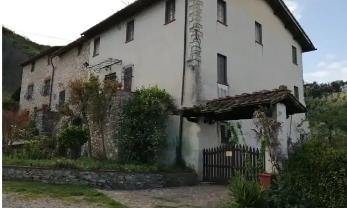 Rexer-Lucca-Vendesi-Propriet-rustica-in-via-di-Formentale-a-Lucca-Giardino