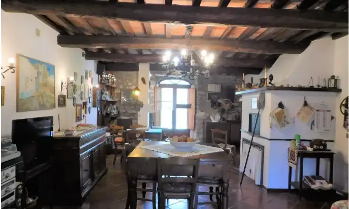 Rexer-Lucca-Vendesi-Propriet-rustica-in-via-di-Formentale-a-Lucca-Altro