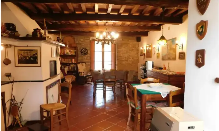 Rexer-Lucca-Vendesi-Propriet-rustica-in-via-di-Formentale-a-Lucca-Salone