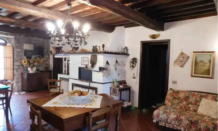 Rexer-Lucca-Vendesi-Propriet-rustica-in-via-di-Formentale-a-Lucca-Salone