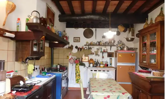 Rexer-Lucca-Vendesi-Propriet-rustica-in-via-di-Formentale-a-Lucca-Cucina