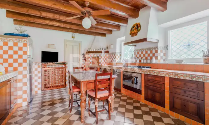 Rexer-Sirolo-Elegante-villa-con-piscina-a-pochi-passi-dal-mare-CUCINA
