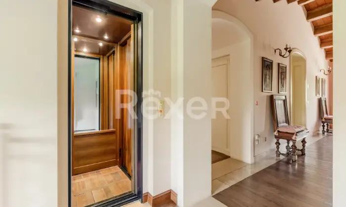 Rexer-Sirolo-Elegante-villa-con-piscina-a-pochi-passi-dal-mare-ASCENSORE