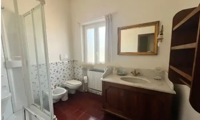 Rexer-Camaiore-Vendesi-villa-in-via-Pennelle-a-Capezzano-Pianore-di-Camaiore-Bagno