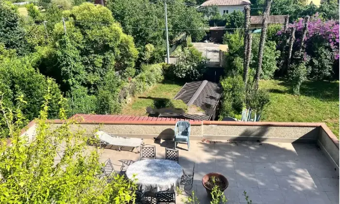 Rexer-Camaiore-Vendesi-villa-in-via-Pennelle-a-Capezzano-Pianore-di-Camaiore-Giardino