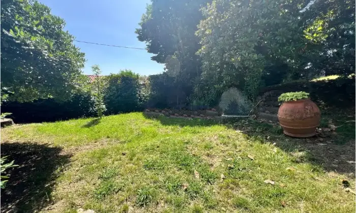 Rexer-Camaiore-Vendesi-villa-in-via-Pennelle-a-Capezzano-Pianore-di-Camaiore-Giardino