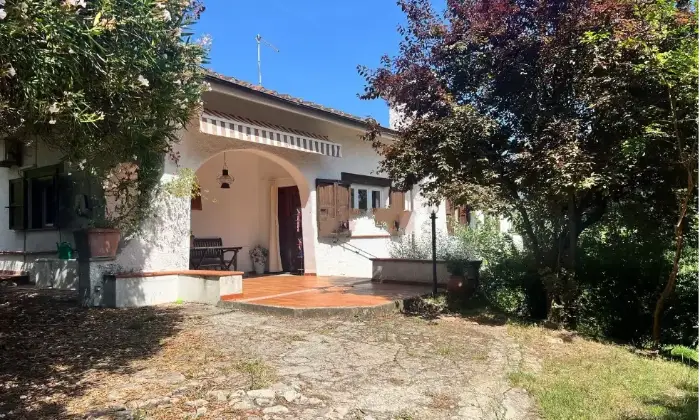 Rexer-Camaiore-Vendesi-villa-in-via-Pennelle-a-Capezzano-Pianore-di-Camaiore-Giardino