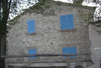 Rexer-Calvi-dellUmbria-Vendesi-casale-in-Via-Montana-a-Calvi-dellUmbria-Giardino