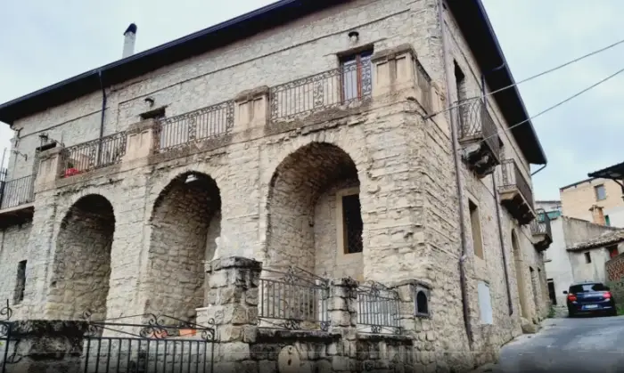 Rexer-Caraffa-del-Bianco-Palazzo-signorile-in-via-Mezzatesta-a-Caraffa-del-Bianco-Terrazzo