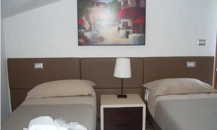 Rexer-Arezzo-Vendesi-villa-a-schiera-in-Via-Platani-a-GioviPugliaCatona-Arezzo-CameraDaLetto