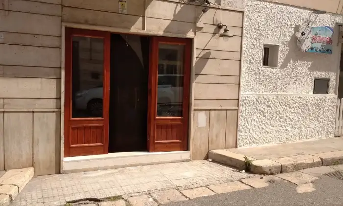 Rexer-Fasano-Locale-in-centro-Via-Mignozzi-doppia-esposizione-ingressi-bagno-Altro