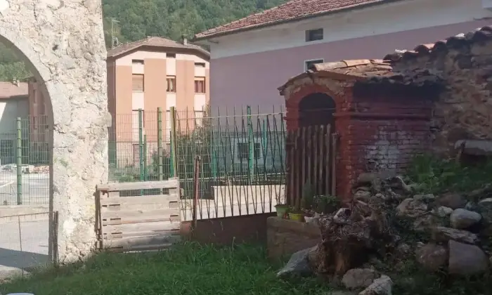 Rexer-Vestone-Vendesi-Rustico-via-Galvano-Giori-a-Vestone-Giardino