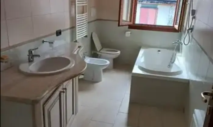 Rexer-Ozieri-Vendesi-appartamento-in-Via-ScanuOzieri-SS-Bagno