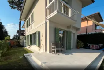 Rexer-Pietrasanta-Splendida-casa-in-vendita-in-via-Massaua-a-Marina-di-Pietrasanta-Giardino