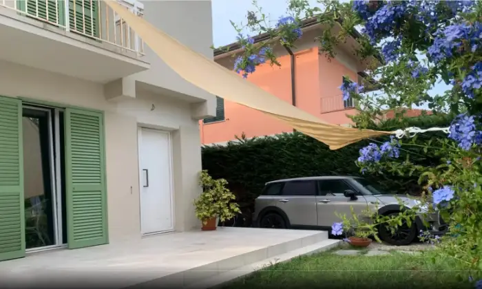 Rexer-Pietrasanta-Splendida-casa-in-vendita-in-via-Massaua-a-Marina-di-Pietrasanta-Giardino