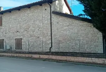 Rexer-Urbino-Vendesi-villa-in-Via-Metauro-a-Canavaccio-di-Urbino-Giardino
