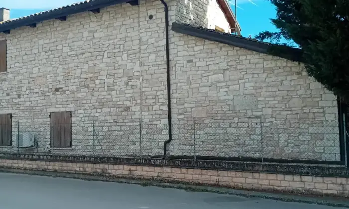 Rexer-Urbino-Vendesi-villa-in-Via-Metauro-a-Canavaccio-di-Urbino-Giardino