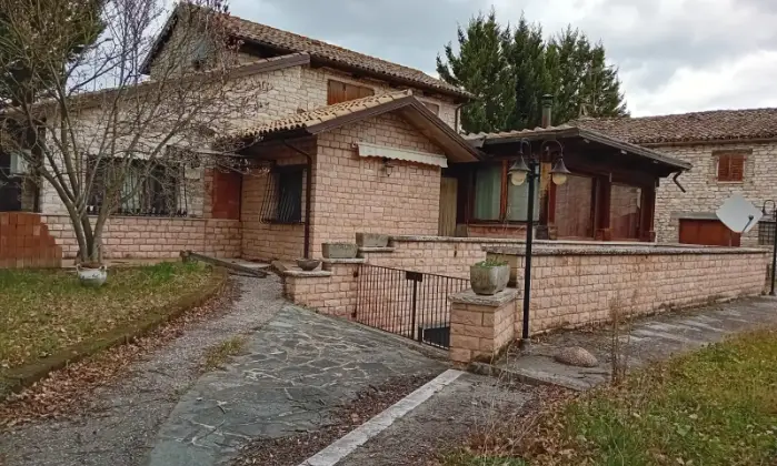 Rexer-Urbino-Vendesi-villa-in-Via-Metauro-a-Canavaccio-di-Urbino-Giardino